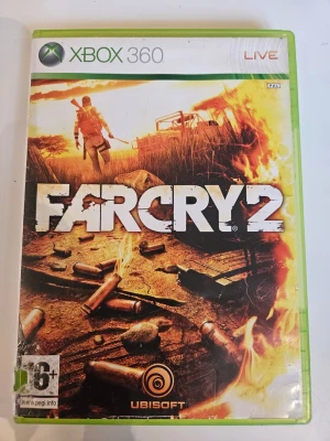 Far Cry 2 till Xbox 360 - Far Cry 2 till Xbox 360 är ett actionfyllt FPS-spel där du utforskar en öppen värld i Afrika. Omslaget är grönt med eld och kulor, och spelet är utvecklat av Ubisoft. Perfekt för dig som gillar intensiva äventyr och realistisk grafik.