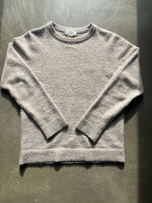 Beige stickad tröja från H&M - Mysig beige stickad tröja från H&M med rund halsringning och ribbade muddar vid ärmslut och nederkant. Perfekt för lager-på-lager och enkel att matcha med jeans. Materialet känns mjukt och skönt mot huden. Hör av er vid frågor, pris kan diskuteras!😇