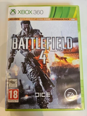 Battlefield 4 till Xbox 360 - Battlefield 4 till Xbox 360 är ett actionfyllt FPS-spel från DICE och EA. Omslaget är grönt och spelet levereras i klassiskt plastfodral. Inkluderar expansionen China Rising. Perfekt för dig som gillar intensiva multiplayerslag och realistisk grafik.