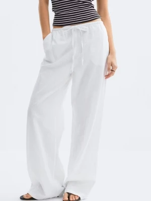 Vita linnebyxor från gina tricot - Snygga vita linnebyxor från Gina Tricot med låg midja och raka ben. Perfekta för sommardagar. Väldigt genomskinliga, sitter snyggt, endast använda få gånger och i bra skick. Tyvärr så är storlekslappen avklippen men original storlek är xs, men de är uppsydda längst ner så att de passar storlek 152! Perfekta för sommaren. Nypris runt 300 kr! OBS. de har en liten fläck på ena benet (se sista bild)