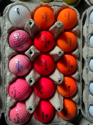 Färgglada golfbollar i blandade märken - Säljer ett gäng golfbollar i olika färger som orange, rosa, röd, gul och vit. Blandade märken som Titleist, Callaway, Wilson, Srixon, Nike och Kirkland. Perfekt för dig som vill ha synliga bollar på banan! 250kr för dom gula 300kr för dom röda orangea och rosa bollarna sedan 500kr för premium bollarna, lilla lådan 100kr. Priset är inte hugget i sten! För alla bollar 1000kr!