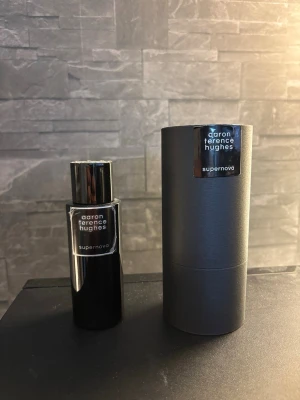 Aaron Terrence Hughes supernova  - Aaron Terrence Hughes supernova. ”Og 50ml flaska” Volym kvar: 253g inkl flaskan.