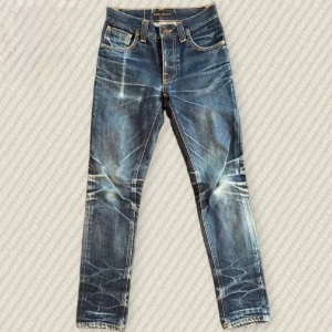Nudie Jeans - Säljer mina helt sjuka Nudie Jeans i storlek 27/32 och modell Grim Tim svårt att hitta Jeans med så här bra Fading och det är med sorg i hjärtat som jag nu måste sälja dom vidare då dom blivit för små om du vill ha video på dessa så kolla min TikTok: tune.in.closet.  Mått: Midja - 35,5 cm, Innersöm - 76 cm, Yttersöm - 100 cm. (Notera att måtten är ungefärliga och inte exakta) Hör av dig om du har några frågor!