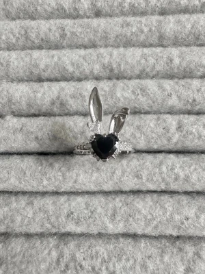 Bunny ring  - Ringen är aldrig använd och 100 % rost- och nickelfri. Den är justerbar och passar därför alla! Hör gärna av dig om du har några frågor ☺️