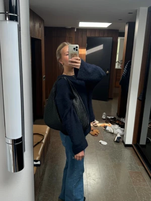 Svart axelväska - Snygg svart axelväska med flätad design och är väldigt rymlig med ett stort fack. Kom privat för fler bilder eller frågor!