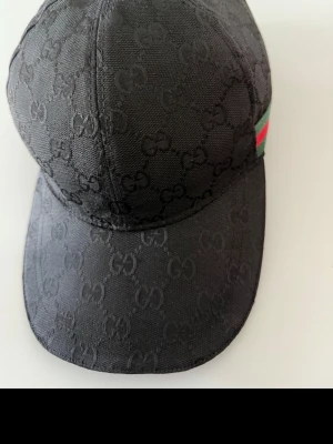 En fin svart keps  - Snygg svart keps i bra skick storlek M