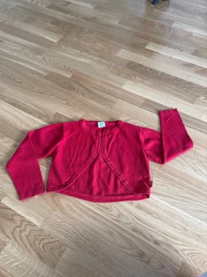 Kofta Polarn O. Pyret - Kofta från Polarn O. Pyret i storlek 122/128. 100% bomull.