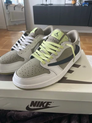  Air Jordan 1 Low golf/ Travis scott - Helt oanvända, man kan använda dem både vanligt och när eller om man ska köra golf. Låda och extra snören följer med!! Snabbfrakt!! Pris kan diskuteras!!