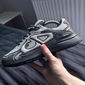 D b30 - Skorna är perfekt skick och låda tillkommer! 