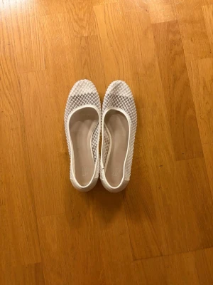 Vita ballerinaskor - Känns som 37