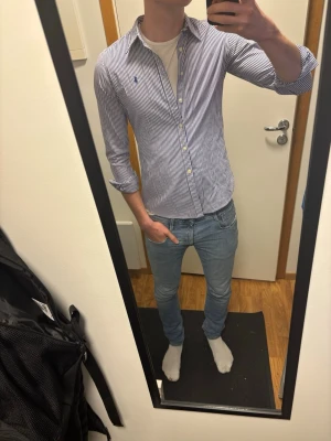 Vit, blå Randig skjorta från Ralph Lauren - Ralph Lauren skjorta blå/vit randig  • Stl 12 motsvar S • Mycket bra skick (9/10)   • Inga defekter    Sitter riktigt snyggt på   Pris kan diskuteras vid snabb affär   Postas inom 24h