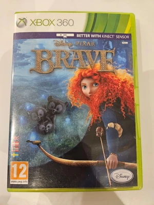 Brave till Xbox 360 Disney Pixar - Brave till Xbox 360 är ett actionäventyrsspel där du spelar som Merida från Disney Pixar-filmen. Omslaget har en färgstark bild med blå bakgrund och Merida med sitt röda lockiga hår och pilbåge. Spelet stödjer Kinect och har svensk text.