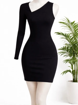 Svart oneshoulder klänning Bubbleroom - Snygg svart kortklänning från Bubbleroom med oneshoulder-design och en lång ärm. Klänningen har tight passform och är tillverkad i mjukt stretchigt material som framhäver figuren. Perfekt för dig som vill sticka ut med en unik och trendig look.