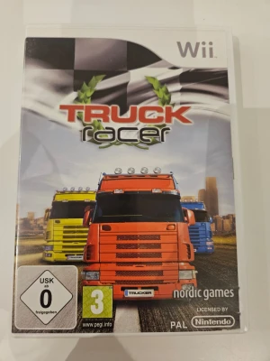 Truck Racer till Nintendo Wii - Truck Racer till Nintendo Wii är ett racingspel där du tävlar med stora lastbilar på olika banor. Omslaget visar färgglada lastbilar i rött, gult och blått mot en stadsmiljö och en svartvit racingflagga. Spelet är licensierat av Nintendo och har PEGI 3.