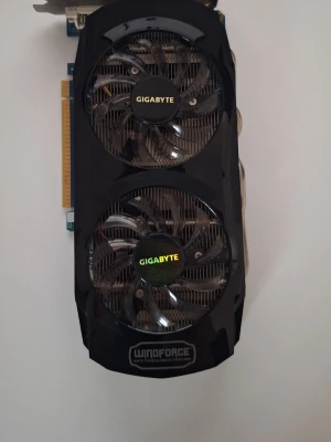 Gigabyte GeForce GTX 560 Ti Windforce grafikkort - Grafikkort med effektiv Windforce-kylning (dubbla fläktar) som håller temperaturerna nere. Har anslutning till monitor eller TV. Passar för enklare gaming, äldre spel och vardagligt bruk.