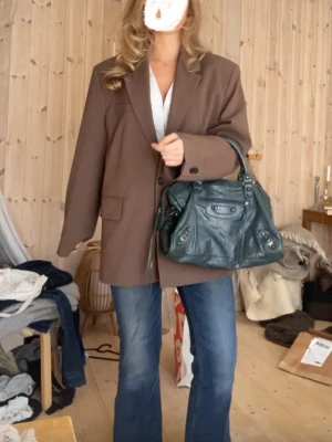 Grön city bag Balenziaga  - Äkta!! ❤️ köpte på Vinted men det kom med ett certifikat från Vinted som visade på att den var äkta. Den har lite små markeringar på inre väskan men inget man ser. Anledningen till att varför jag säljer så billigt är för att den inte kommer med ett lång band❤️❤️