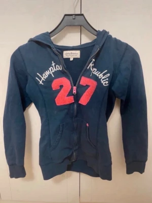 Hampton Republic zip hoodie - Mörkblå zip hoodie med rosa detaljer från Hampton Republic i storlek 146/152! Pris kan diskuteras