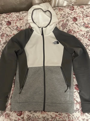 The North Fleece Tech Fleece - Köpt på jdsports för 1250kr för ett år sedan. Storlek är S och är väldigt sparsamt använd. 