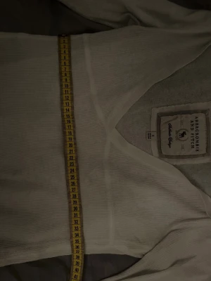 Vit A&F tröja (KÖP EJ)! - Köp ej! Det är för en trade💞