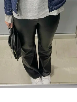 Only skinnbyxor - Snygga svarta byxor i skinnimitation med låg midja och raka ben. Perfekta för dig som vill ha en edgy och trendig look. Byxorna har en tight passform upptill och är lite vidare nertill.lågmidjade svarta skinnbyxor, köpta på plick och tjejen sa att de var ifrån Only och i storlek XXS/XS. Men finns tyvärr ingen lapp! Hon sa att den kliade och klippte därför bort den. Som nya, super snygga!