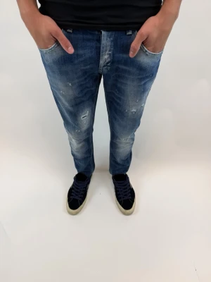 Dondup Jeans George  - Dondup Jeans George! Trendigaste jeansen på marknaden.  Ny pris= 4000 kr Säljs för= 1099 kr (Modellen har original slitningar från fabrik vilket är väldigt eftertraktat och populärt)