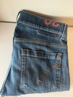 Dondup Jeans - Säljer ett par dondup jeans i bra skick, jeansen är för små för mig och jag är 176 och 60kg, men jag får på mig dem, skicka privat om ni vill se dem på. Jeansen skulle jag säga passar dig mellan 165-170 cm och 50-55kg. Hör gärna av er vid frågor!