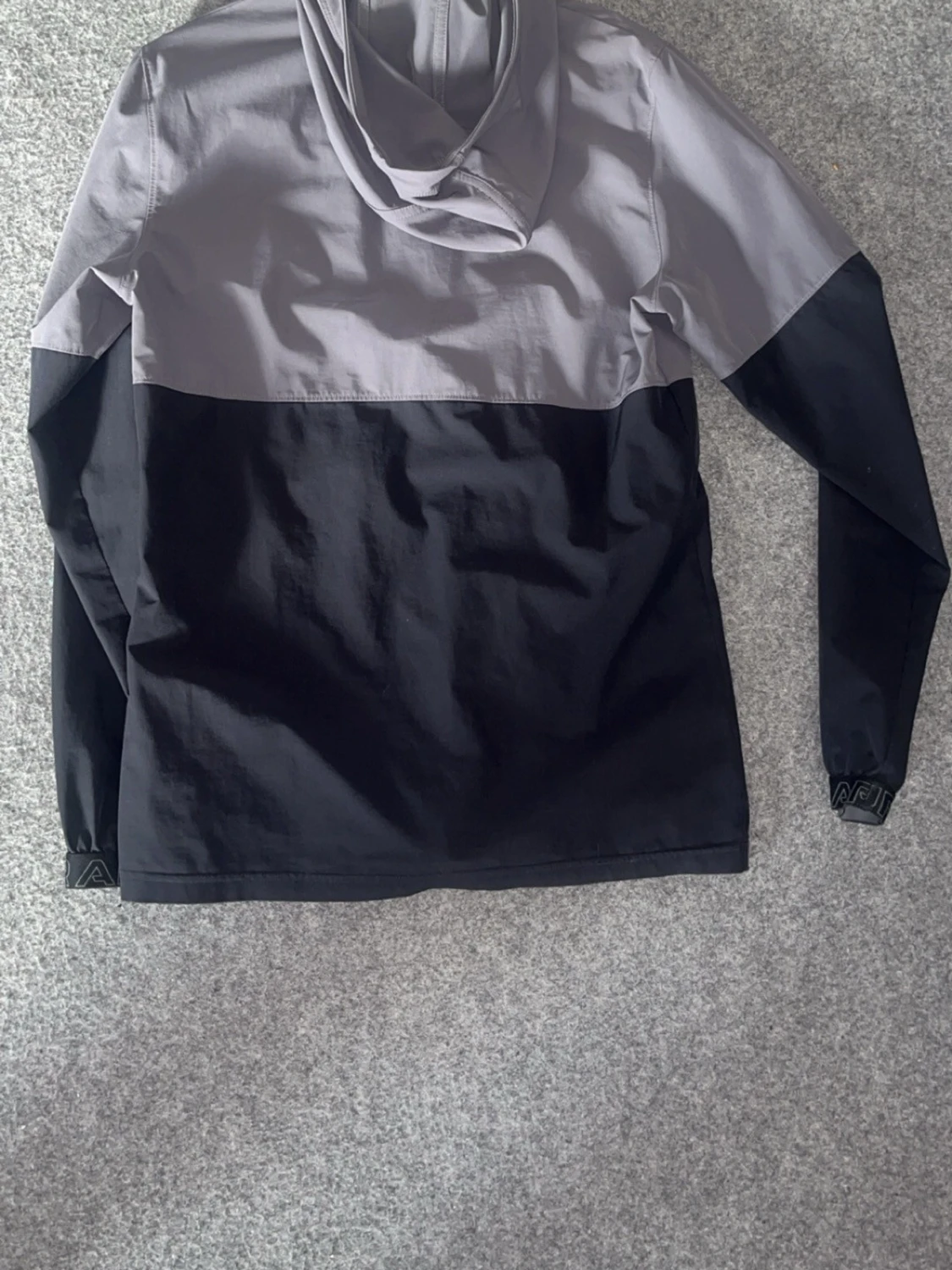 Grå och svart vindjacka Under Armour - 1