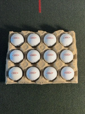 12 trufeel Titleist golfbollar - Säljer ett set med 12 vita trufeel golfbollar från Titleist. Bollarna har klassisk dimple-design och röd logotyp. Perfekta för dig som vill fylla på golfbagen inför säsongen. Levereras i praktisk kartongförpackning.