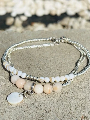 Fotlänk med ädelsten pärlor  - Fotlänk med ädelsten pärlor och platinum färgade  pärlor med berlock av snäckor och platinum färgade kedjor 