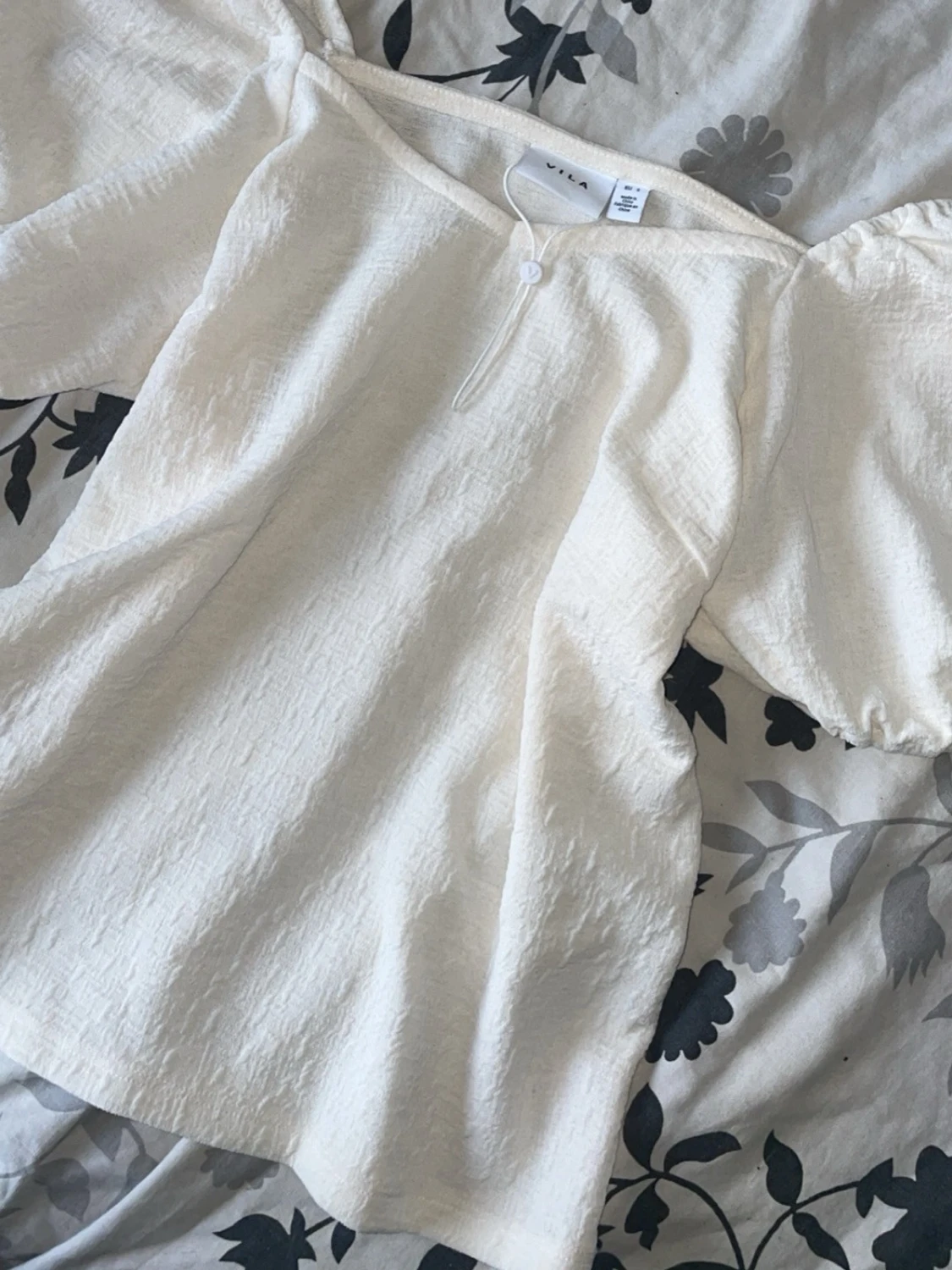 Vit blus med puffärm från NA-KD