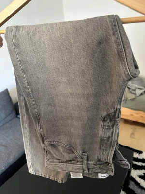 Gråa relaxed fit jeans från Jack & Jones - Säljer ett par gråa jeans från Jack & Jones i modellen JJICHRIS JJORIGINAL SBD 020 NOOS. Jeansen har en avslappnad passform och är tillverkade i denim. Perfekta för en chill och trendig look.