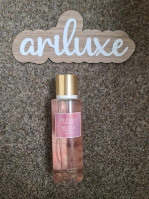 Victoria's Secret Beach Chill parfym - Fräsch parfymmist från Victoria's Secret i doften Beach Chill. Flaskan är cylinderformad med rosa vätska och har en elegant guldfärgad kork. Perfekt för dig som vill ha en lätt och somrig doft i snygg förpackning. Klistermärken har blivit lite bubblig på baksidan men annars bra, oanvänd