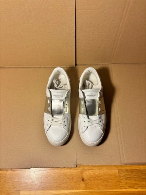 Valentino Open Sneaker Silver 38 - Några repor på stripen i övrigt fint skick, nypris ~7000kr, 100% äkta, storlek 38