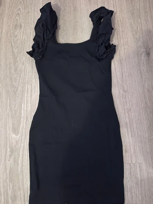 Klänning - storlek M , kort svart💗