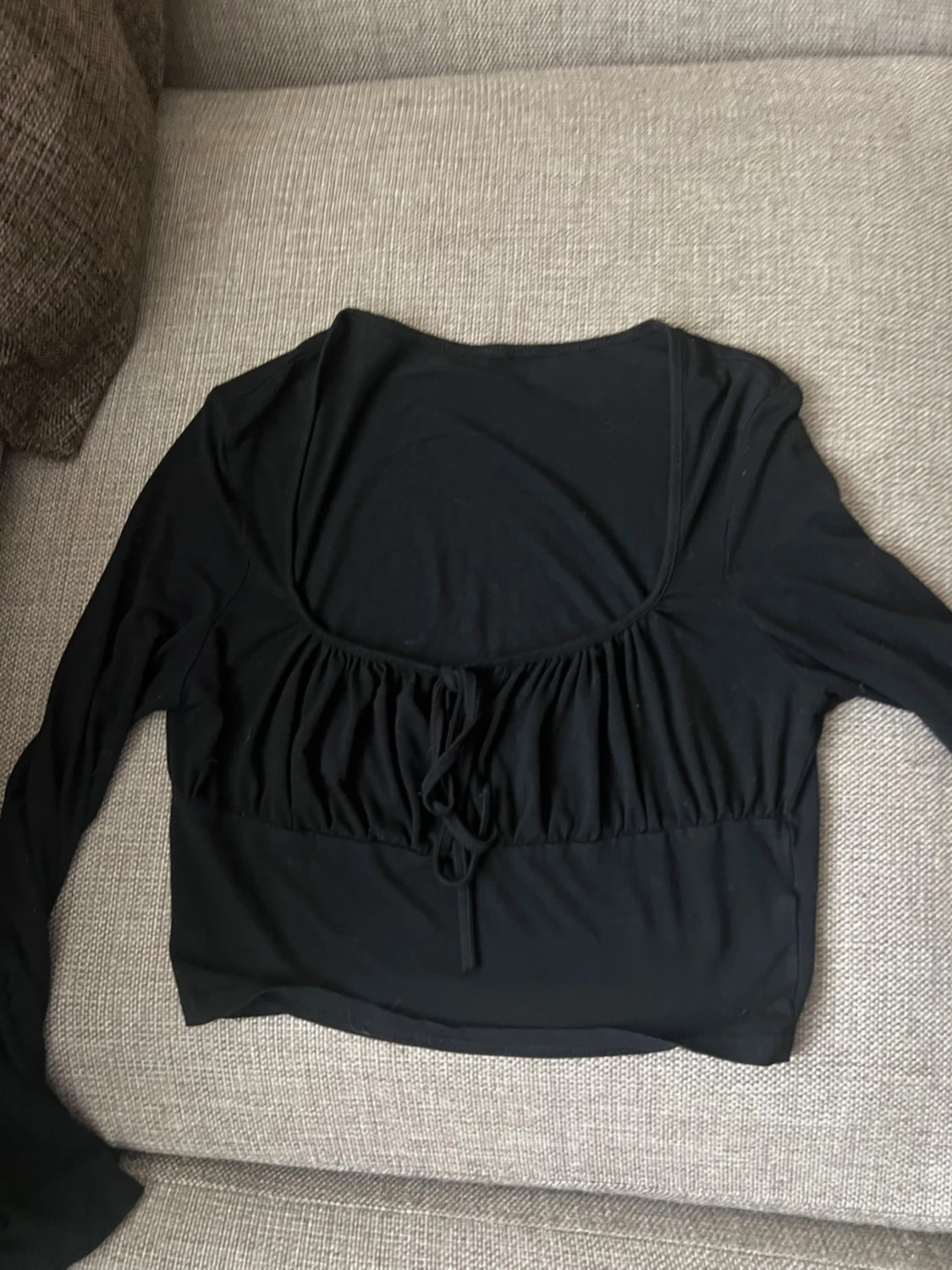 Svart långärmad crop top med knyt - 1