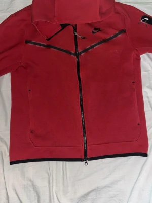 Röd Nike tech dress - Säljer en röd Nike tech dress för jag använder den it längre ock tänkte byta still så tänkte den kunde komma till användning för någon annan 