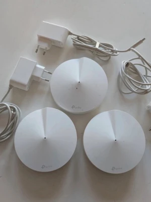 TP-Link Deco M5 Wi-Fi system - Säljer ett TP-Link Deco M5 mesh Wi-Fi system med tre vita, runda enheter och tillhörande strömadaptrar. Perfekt för att få stabilt trådlöst nätverk i hela hemmet. Enheterna är tillverkade i plast och har en stilren, modern design.