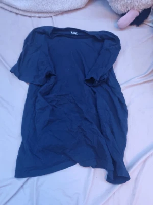 Mörkblå t-shirt från 157 - En enkel mörkblå t-shirt från 157 i 100% bomull. Klassisk passform med korta ärmar och rund halsringning. Perfekt basplagg till garderoben och lätt att matcha med olika stilar.