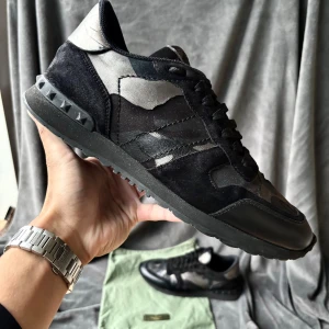 Valentino rockrunner skor - Valentino rockrunners | originalstorlek: 42 sitter mer som 43, fråga om innermått vid osäkerhet | ingår: dustbag