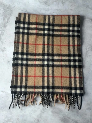 Burberry halsduk - Kashmirhalsduk från burberry, väldigt bra skick, använd få gånger, skriv vid frågor eller funderingar.