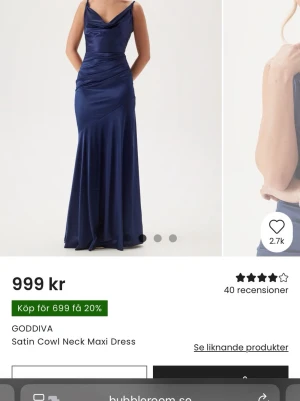 Marinblå långklänning i satin - Elegant marinblå långklänning från bubbleroom i glansigt satinmaterial. Klänningen har cowl neck-ringning, smala axelband och figurnära passform. Perfekt för bal eller festliga tillfällen. Säljer pågrund av att den är lite förstor men inte jättemycket. Aldrig använd. Pris kan diskuteras och prutas ner💛