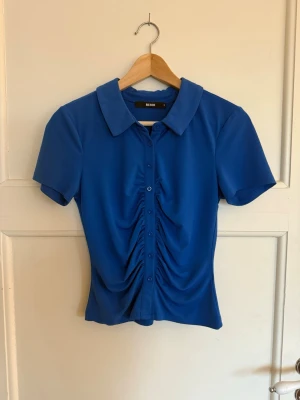Kortärmad blå blus med knappar från bikbok - Nästan aldrig kommit till användning! Hör av dig om du har några frågor 🥰