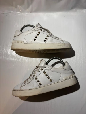 Valentino skor  - Hej! Säljer nu mina skor från märket Valentino, storlek 37  bra skick, allt på bilden ingår. Tveka inte på att höra av dig om du har frågor eller funderingar kring skorna! 