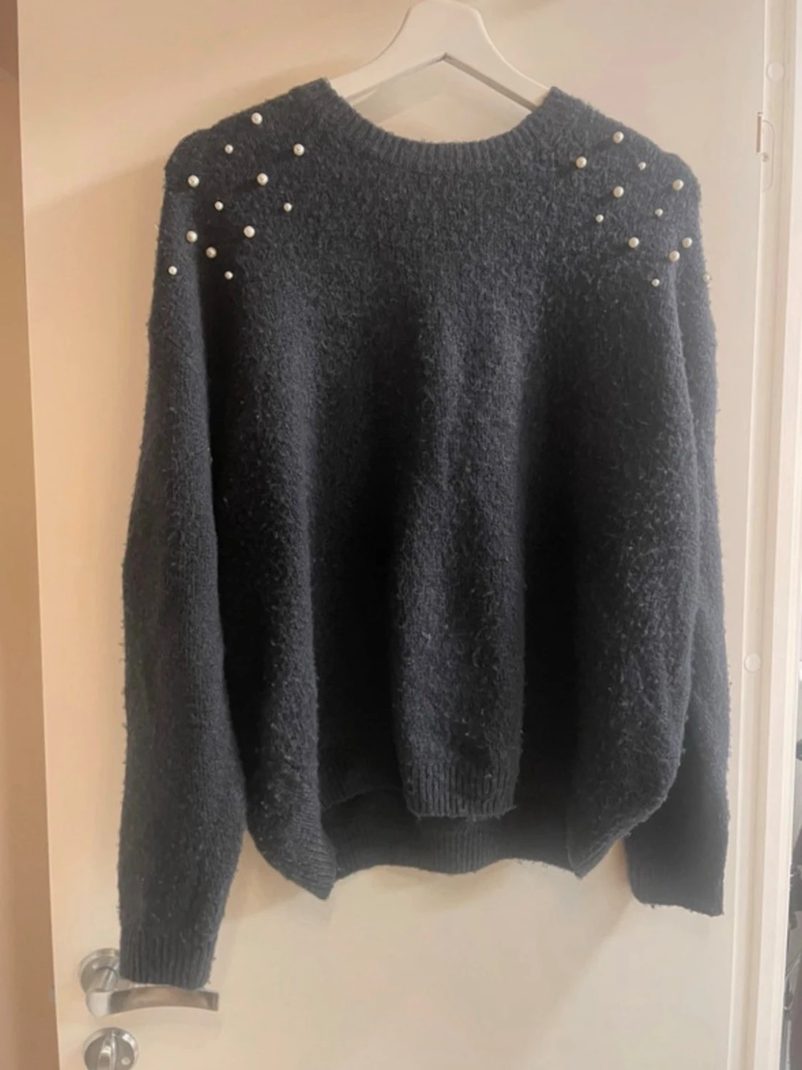 Mörkblå stickad tröja med pärlor
