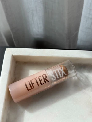 Maybelline lifter stix - Säljer denna lifter stix i färgen ”45” som är en multi-use stick, kan användas till både bronzer och concealer. Säljer pga fel färg!