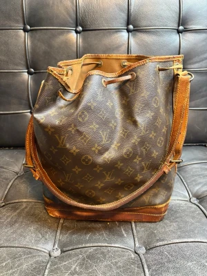 Louis Vuitton Noé - Säljer denna fina Louis Vuitton Noé väska! Den är väldigt populär och användbar! Får plats med mycket grejer! Väskan är i fint skick och 100% äkta!