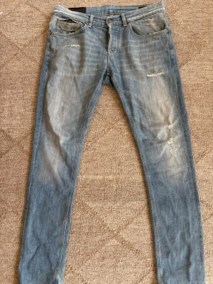 Dondup Jeans - Säljer nu dessa Dondup George. De är i storlek w31 och har en fin ljusblå färg med feta slitningar. Priset är förhandlingsbart. Skriv vid frågor eller fler bilder! 