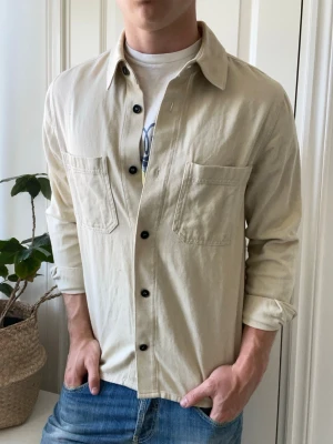 Arket overshirt  - Arket overshirt, Inga defekter! Modellen i bilderna är 180 cm 75 kg och bär Storlek 48 = M/S , Kom med frågor! 🌟 (Kan gå ned i pris vid köp av paket 😉) 