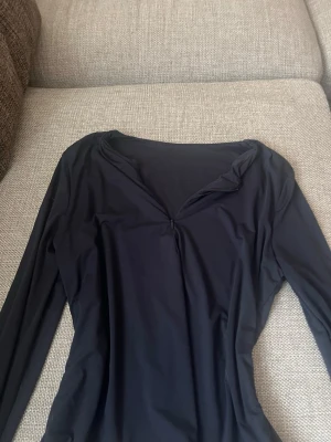 Svart långärmad topp med v-ringning - En svart långärmad topp med v-ringning och enkel design. Toppen har en smickrande passform och är tillverkad i ett mjukt, stretchigt material som känns bekvämt mot huden. Perfekt att styla med jeans eller kjol. Pris går att diskutera !💞💞