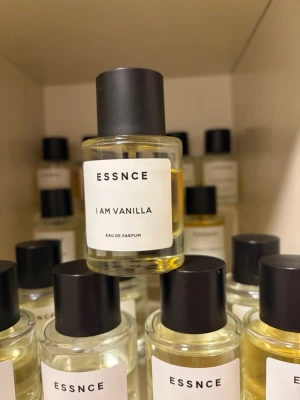 ESSNCE I Am Vanilla Eau de Parfum - ESSNCE I Am Vanilla Eau de Parfum är en parfym med söt vaniljdoft. Flaskan är rund och genomskinlig med svart lock och vit etikett. Innehållet är ljusgult. Perfekt för dig som gillar varma och mjuka dofter.